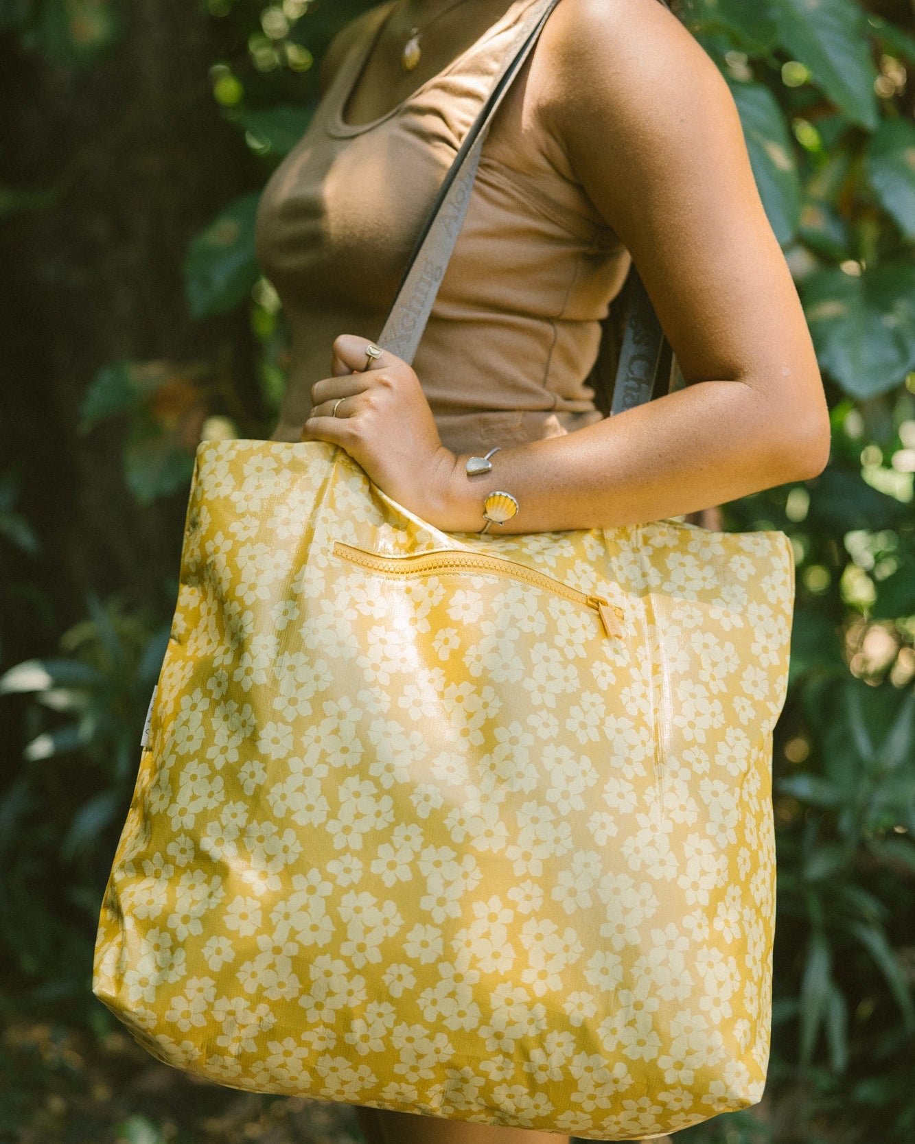 Puakenikeni Hele On Tote – Aloha Exchange
