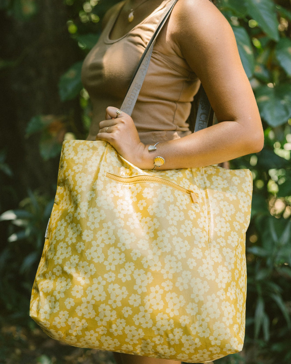 Puakenikeni Hele On Tote – Aloha Exchange