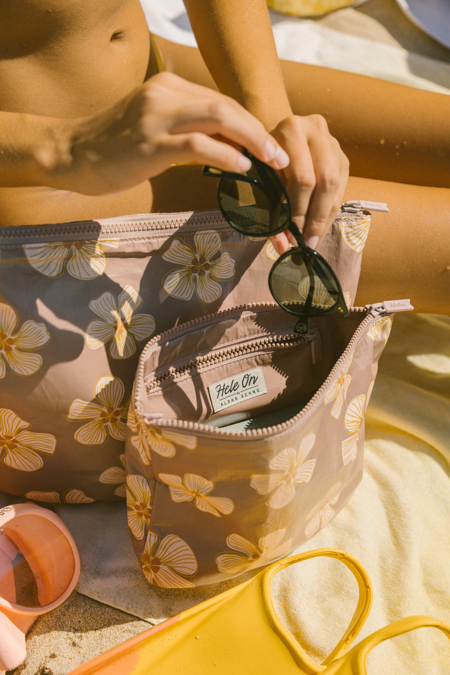 Medium Hau Hibiscus Hele On Pouch